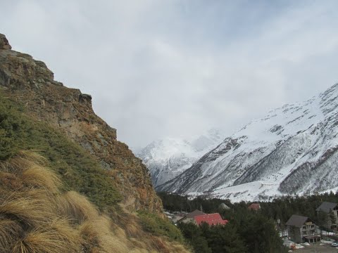 Слева горы справа горы а вдали Кавказ