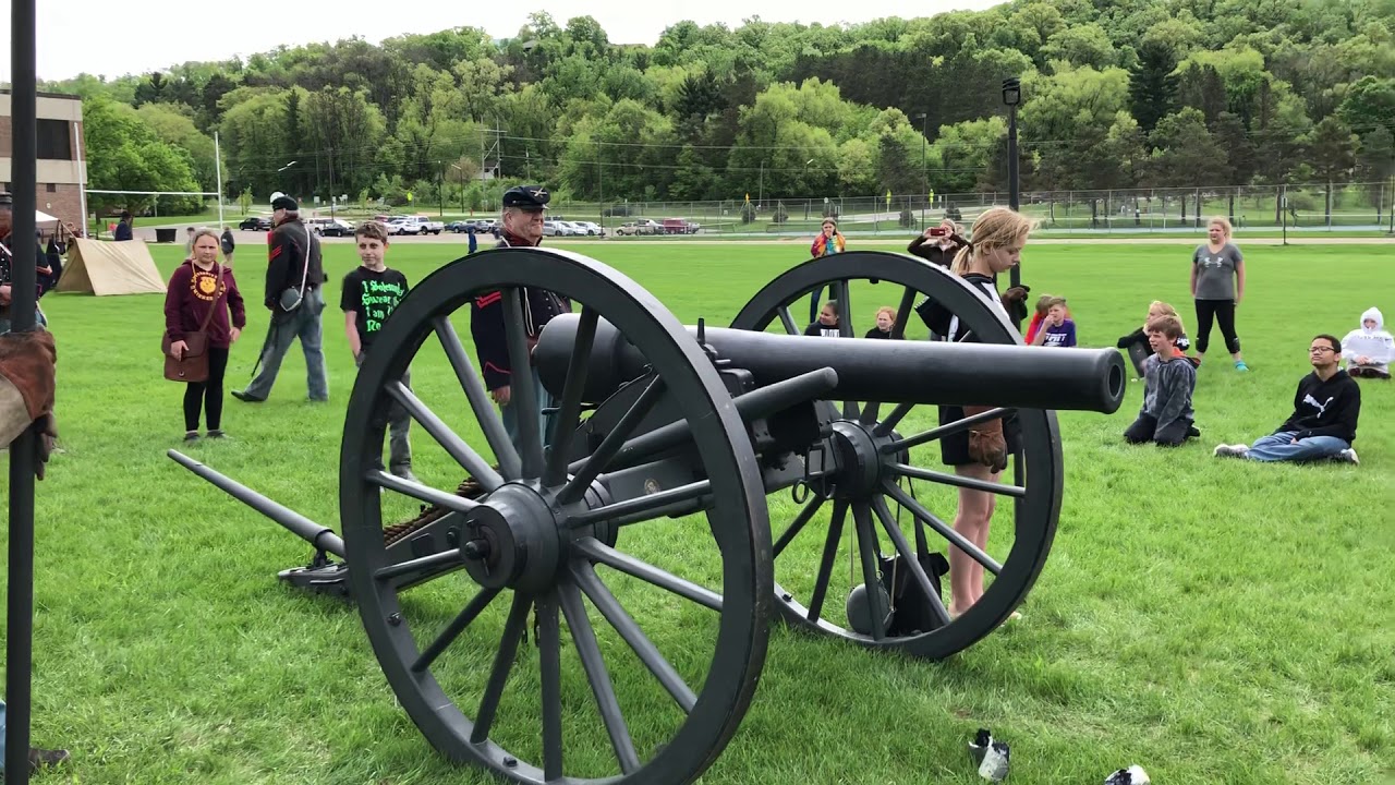 Firing a 10-pound Parrott Rifle from the Civil War era - YouTube