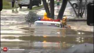 Mobil pemadam kebakaran menerjang banjir setinggi 2 meter