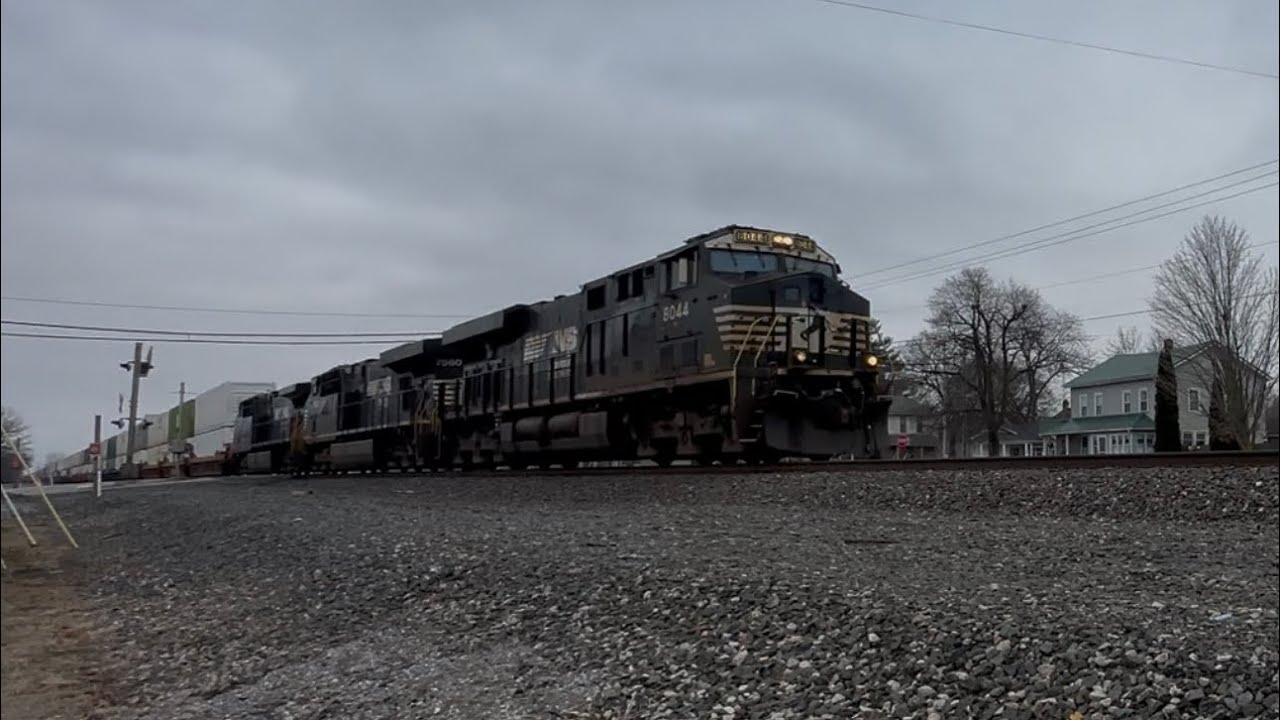 Westbound NS intermodal 27G
