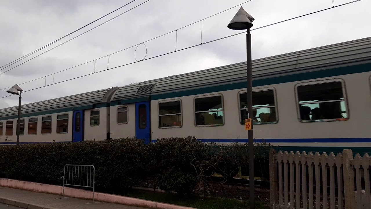 Treno regionale al passaggio a livello di Loano YouTube