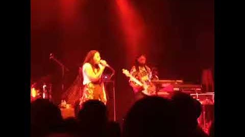 Snippet of Solange singing Lovers In A Parking Lot