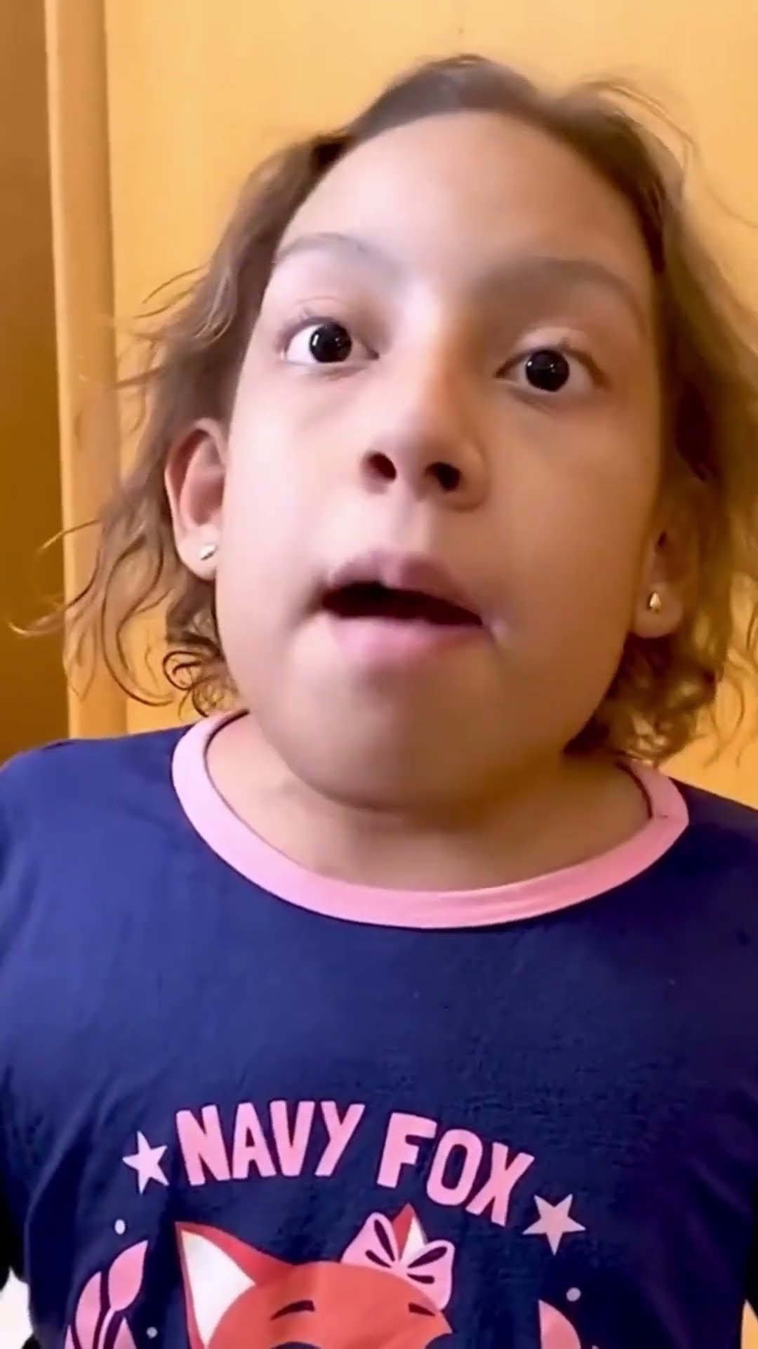 Maria Clara ajuda papai que está com medo de dormir sozinho - MC Divertida #shorts