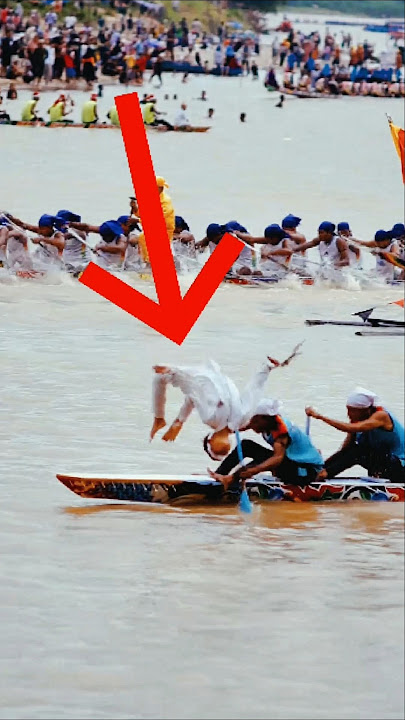 WOW 😱 BOCIL SALTO DI ATAS PERAHU PACU JALUR KUANSING #tukangtariterjun #pacujalur #bocilsalto