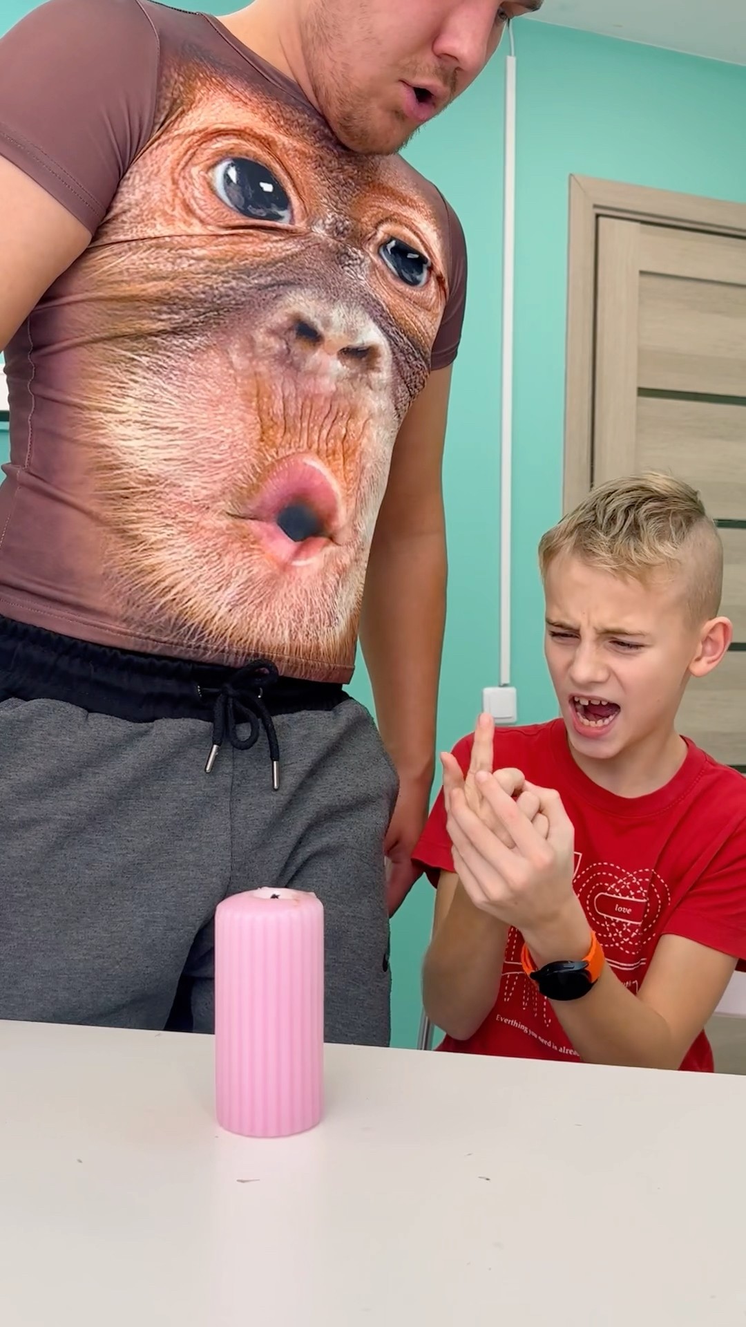 SUPER DAD ? BLOWING GORILLA ?
