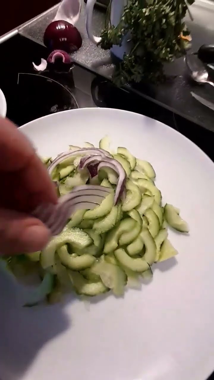Gurkensalat mit Kürbis- und Sonnenblumenkernen, roten Zwiebeln und Feta ...
