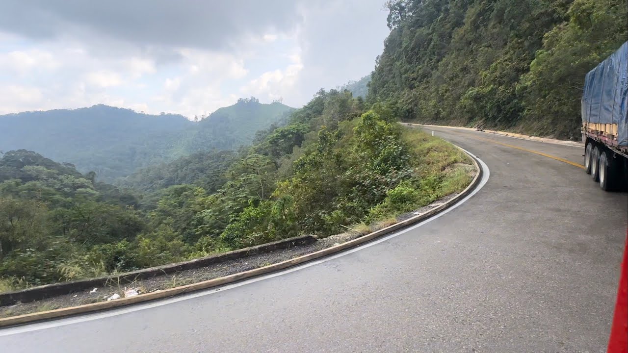 Pendiente extrema de Xhanil… invadiendo carril