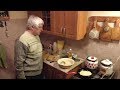 Геннадий Горин на кухне приготавливает блины