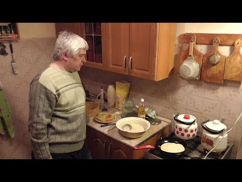 Видео: Геннадий Горин на кухне приготавливает блины