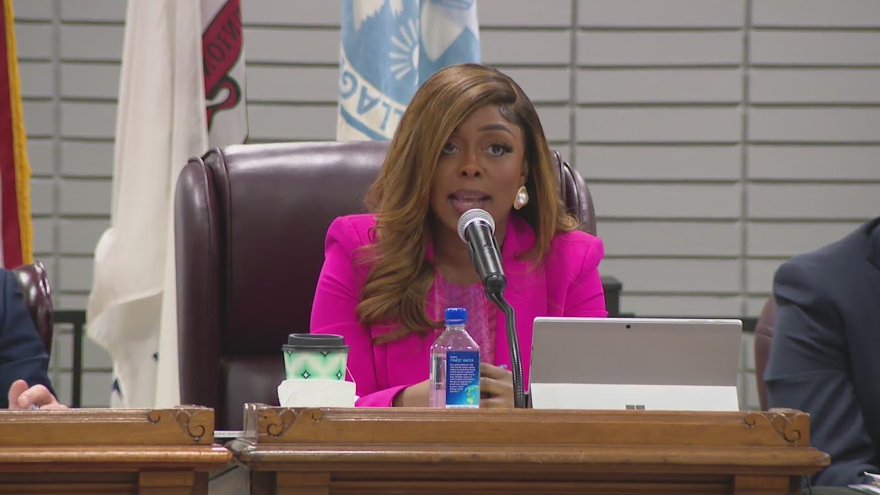⁣Dolton Mayor Tiffany Henyard vetoes resolution calling for spending investigation