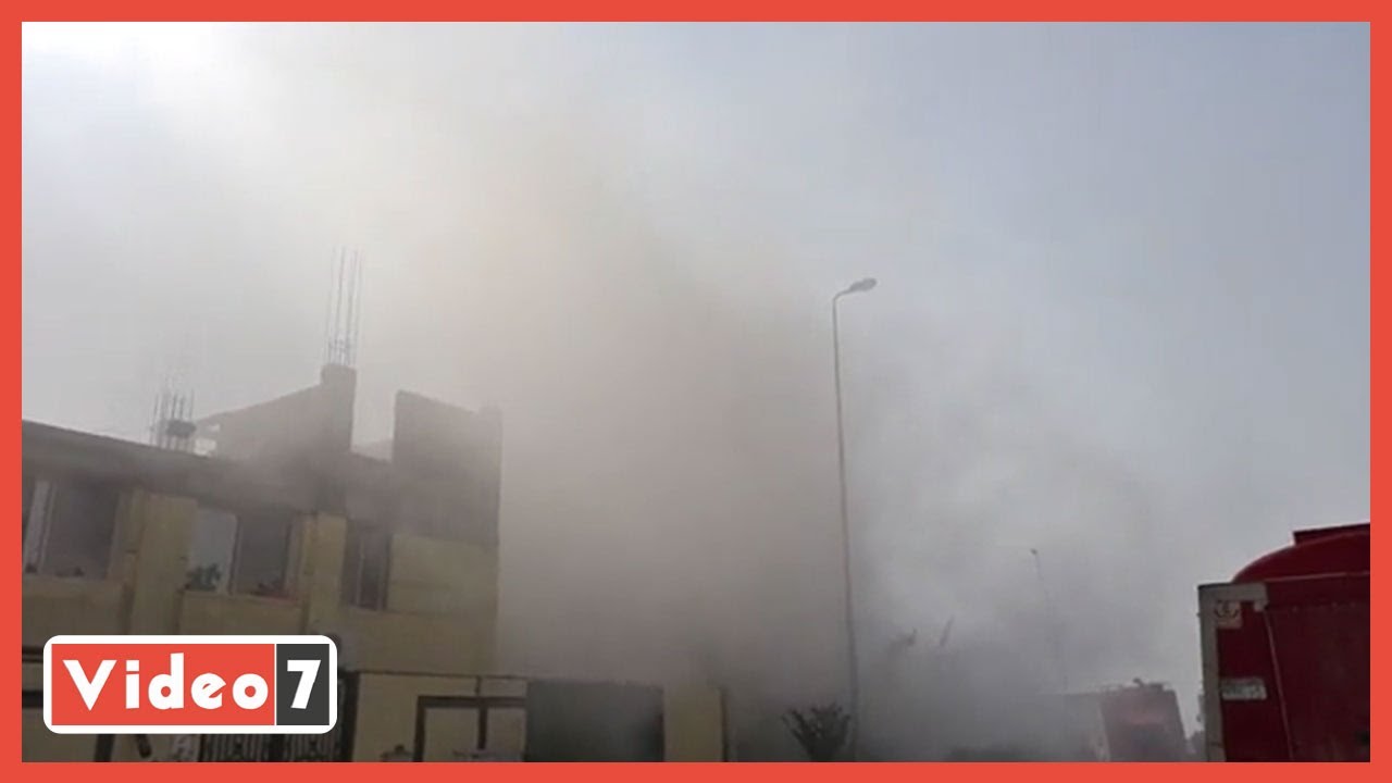 صورة فيديو : دخان كثيف يغطى سماء العبور بسبب حريق مصنع ملابس