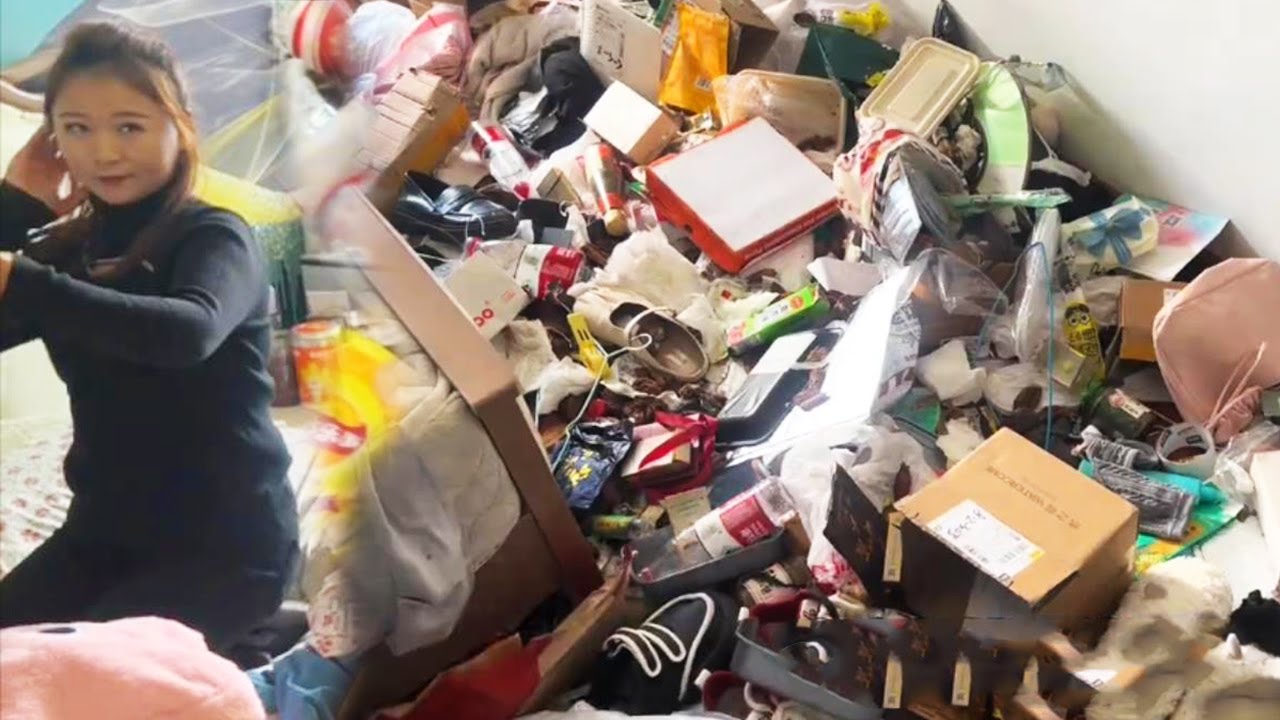Terroble Garbage Beautiful girl’s terrible room with an astonishing amount of garbage ...