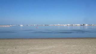 01/10/2023 - Calme et bleu dans le fond de la baie d'Aigues-Mortes