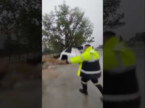 Τουριστικό λεωφορείο βυθίζεται