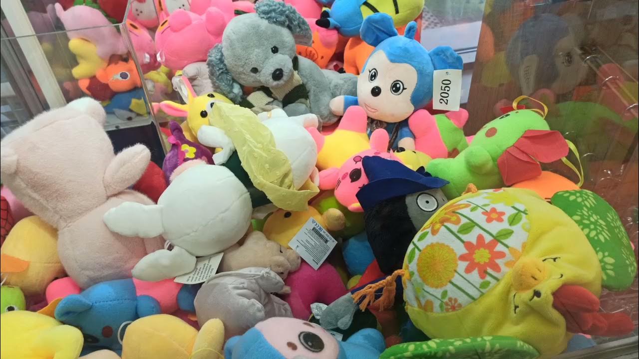 Играю в аппарат с игрушками. Пытаюсь достать игрушку - YouTube