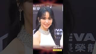 金曲36／陳明珠扛紅毯主持棒大露美背　搭檔黃偉晉秀300萬珠寶超閃｜TVBS新聞@tvbsnews24live