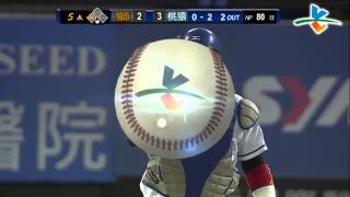 20130816 CPBL 獅VS桃猿 5上劉芙豪靠小胖失誤上到三壘