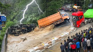 INNALILLAHI !!! CUACA MEMBURUK AIR SELOKAN MELUAP, Truk Terguling Dan Terperosok di Sitinjau Lauik