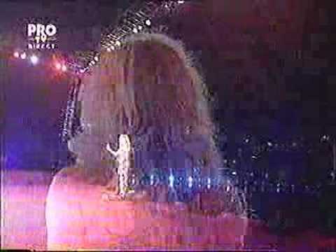 Anna Vissi at her first concert in Romania:"Ta riallia"&