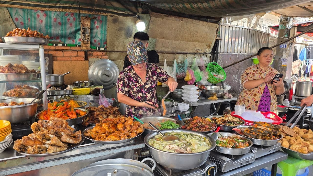 Tiệm cơm miền Tây ở Sài Gòn gây dấu ấn với món cá hú nấu bông so đũa, cá nục kho hành