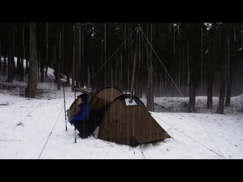 雪中ソロキャンプ|ホットテントと薪ストーブ|降り続く雨のASMR