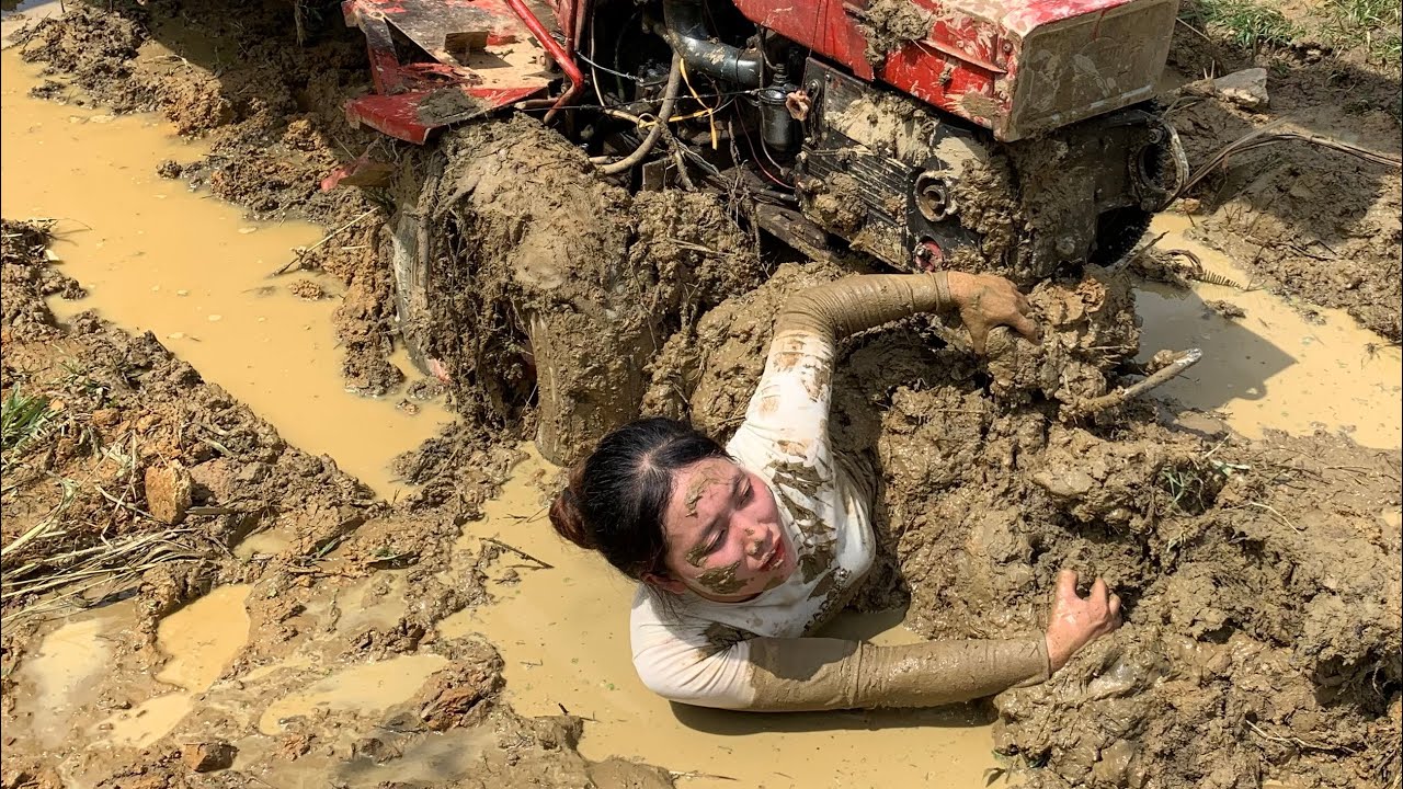 Agricultural vehicles transport logs through extremely deep mud - YouTube
