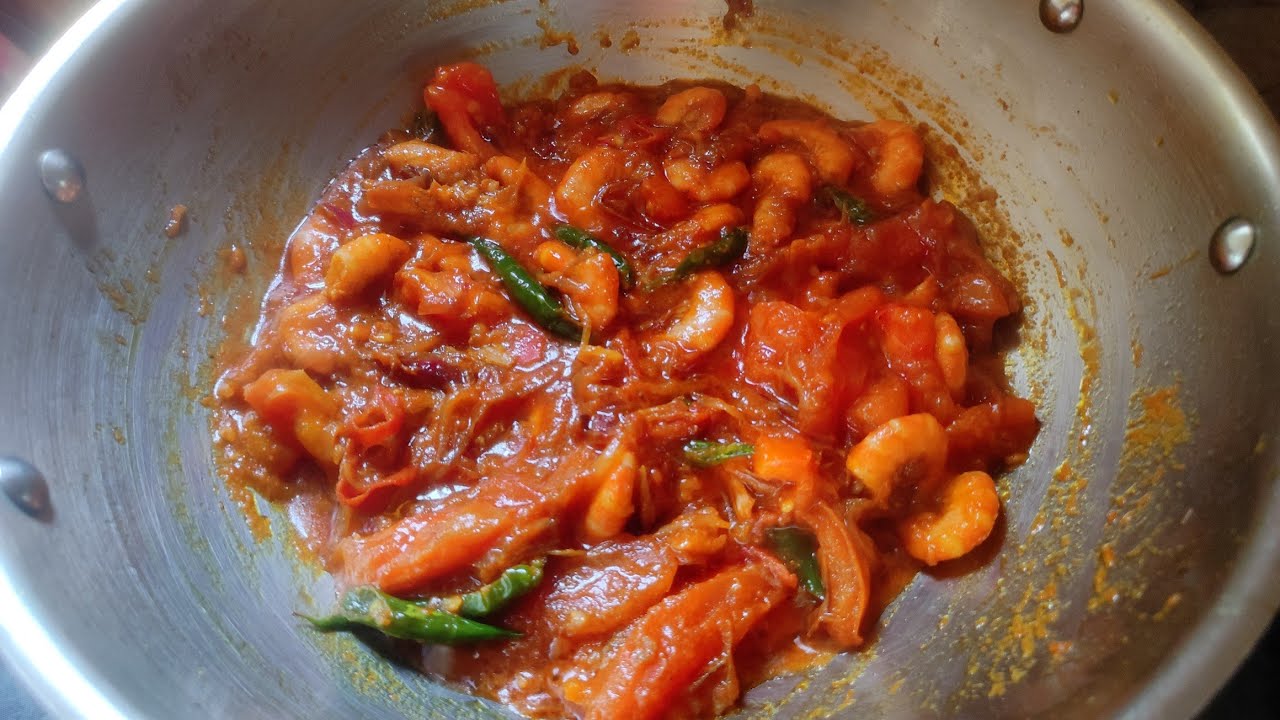 প্রথম বারের মতো রান্না করলাম টমেটো চিংড়ি । দুজনেই খেলাম আলাদা তরকারি । Chingri mAcher recipe 