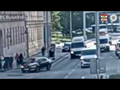 Policie ČR: Ženu zachránili dva muži projíždějící kolem.