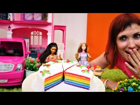 Куклы Барби и Маша капуки кануки устраивают пикник