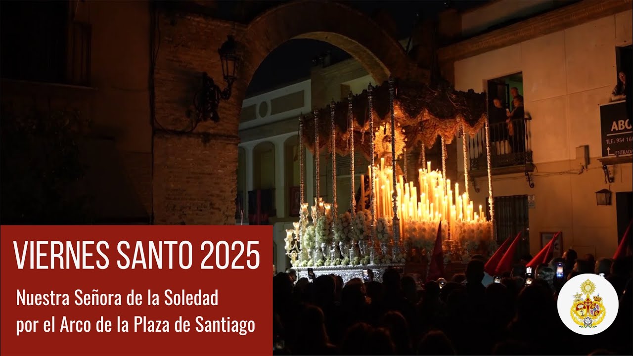 Nuestra Señora de la Soledad por el Arco de la Plaza de Santiago. Viernes Santo 2025 en Castilleja