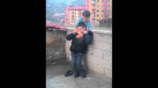 Herkes Arkadaşı Sırtında Taşır Ama Benimki Ne Yaptığını Görün