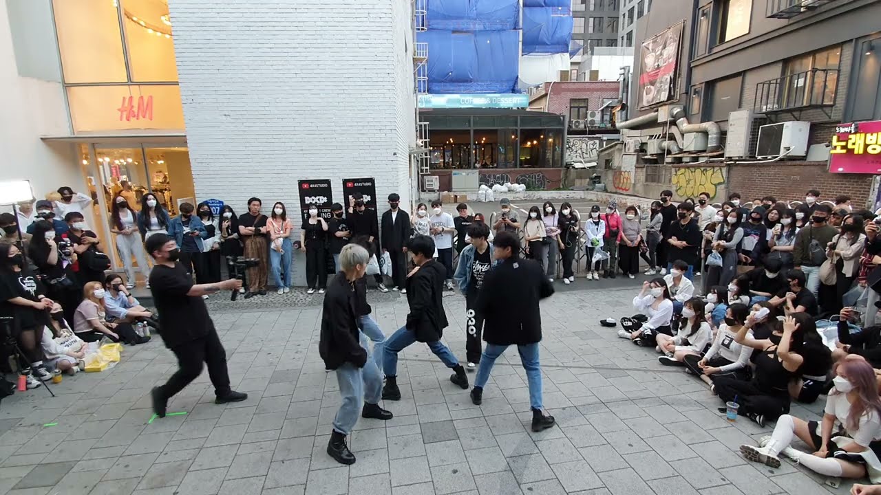 SUNDAY. 4×4 STUDIO. DYNAMIC MESMERIZING BUSKING. HONGDAE.