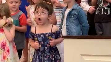 Little Girl Does a Hilarious Dance During Graduation Ceremony Performance - 1042048