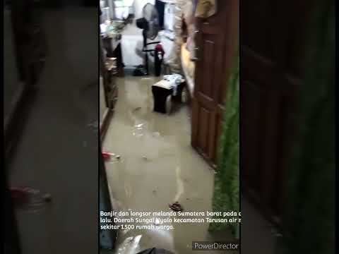 Banjir merendam rumah warga di Sungai Nyalo kecamatan Tarusan, Pesisir Selatan.