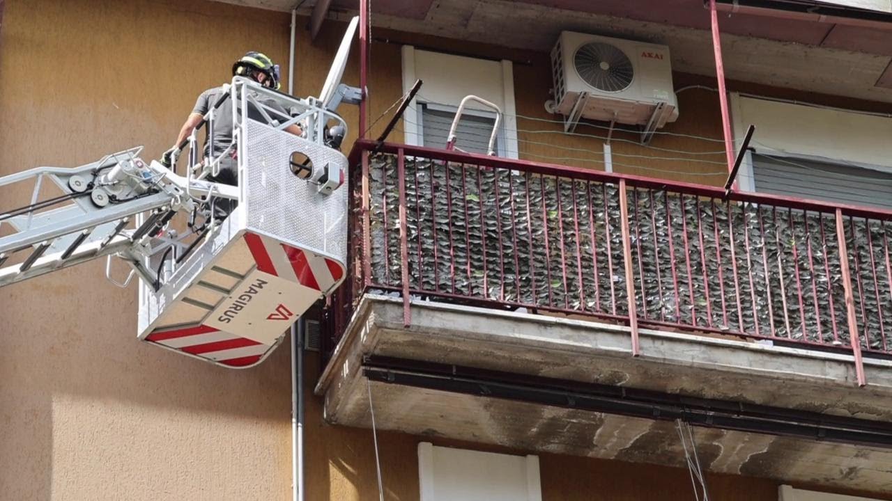 Vigevano, resta fuori casa: arrivano i pompieri