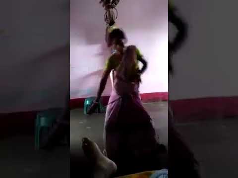 indian-woman-funny-dance-in-saree-with-baby--whatsapp-viral-video