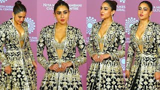 Wowyaar Sara Ali Khan Flaunts Her Huge Cleavage In Desi Look At Nita Ambani Cultural Event