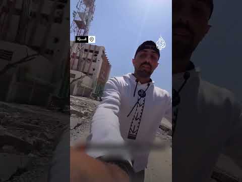 بين المباني المدمرة بسبب قصف الاحتلال.. فلسطيني ينقل المياه بعربة أطفال في غزة