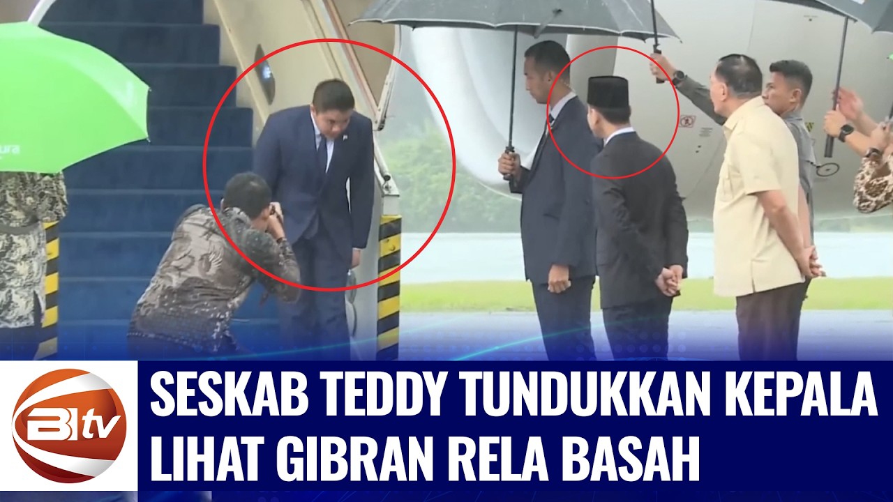 Gestur Seskab Teddy Tundukkan Kepala Lihat Gibran Rela Basah Jemput Prabowo