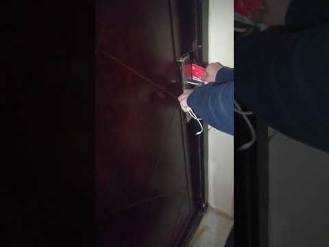 Video: 3 mënyra për të hapur një derë të mbyllur të makinës
