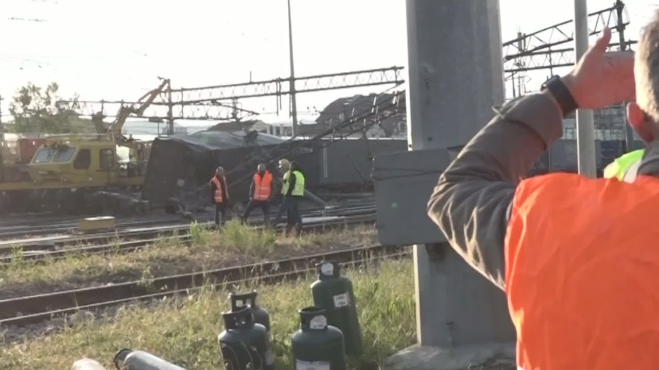 Caos ferroviario, treno merci deragliato - YouTube