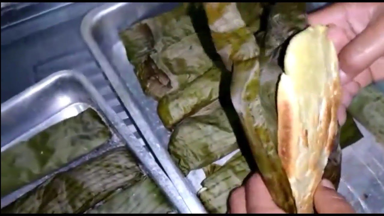 MISTURE MASSA PUBA COM AÇÚCAR, COCO E MANTEIGA, ENROLE NA PALHA DA BANANEIRA