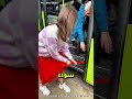موقف محرج في الباص علق معطفها وفجأة صار موقف ما توق عته