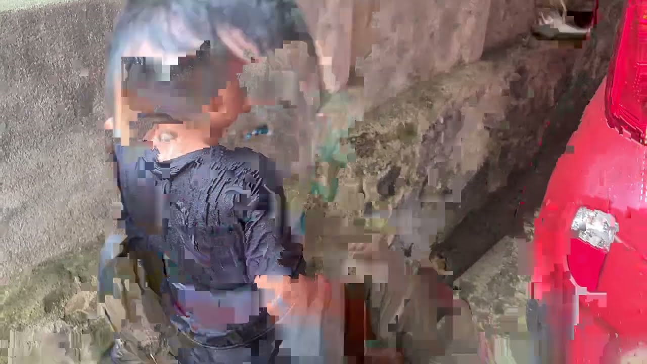 Lucu Zefa Mandi Hujan sambil tangkap Ayam 🤣 Zefanya Oyanio