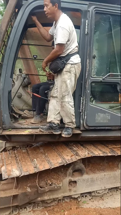 kondeng belajar mengendalikan jentera seusianya muda 15 tahun minat dlm jentera berat