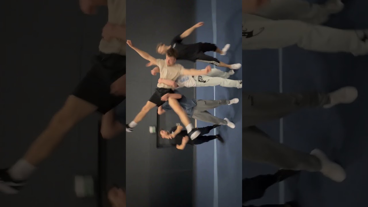 How to get on the shoulders...🤓🤸‍♂️ 