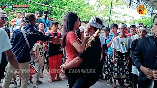 GOYANGANNYA NYELOET DI SAMBEL CHOLET COVER LARAS AV DENGAN AKSI DANCER SUMI & KADEK BIKIN KETA GIHAN