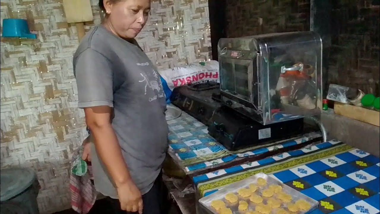 BUNDA EMI BIKIN KUE KERING 