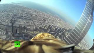 Орел с камерой летит вниз с Бурдж Халифа Дубаи