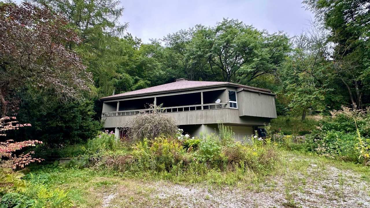 Creepy ABANDONED 1960’s Doomsday Hideout Found Forgotten In The Hills | WHAT IS THIS PLACE??